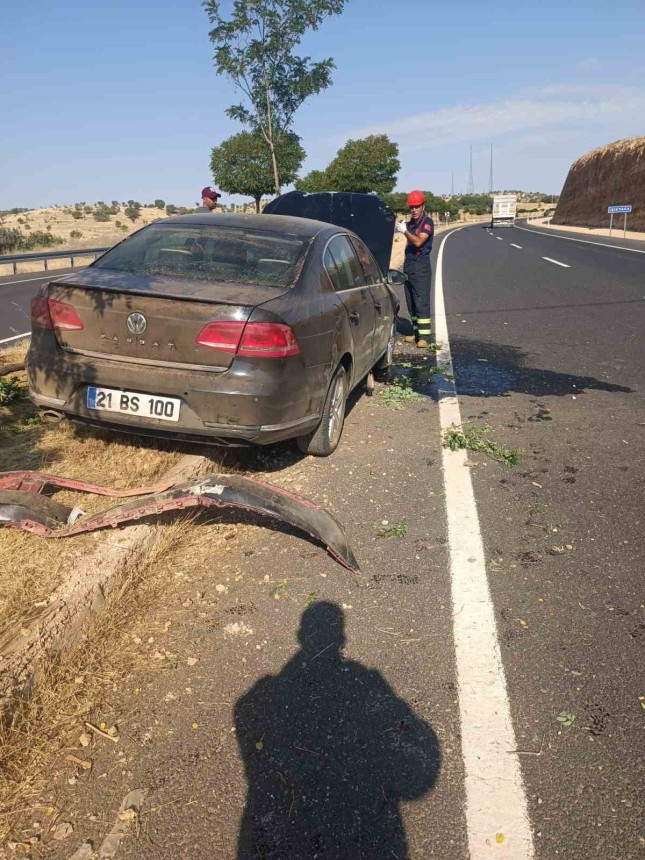 Mardin’de otomobil refüje çarptı: 2 yaralı