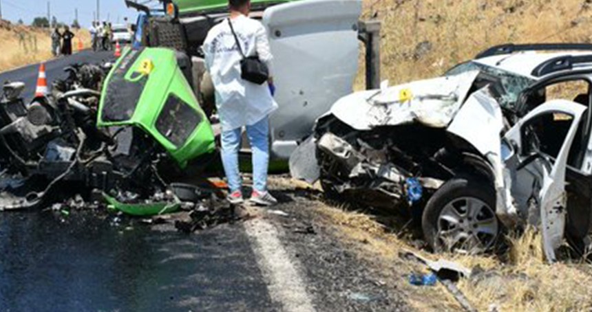 Şanlıurfa’da otomobil ile traktör çarpıştı: 1 ölü, 2 yaralı