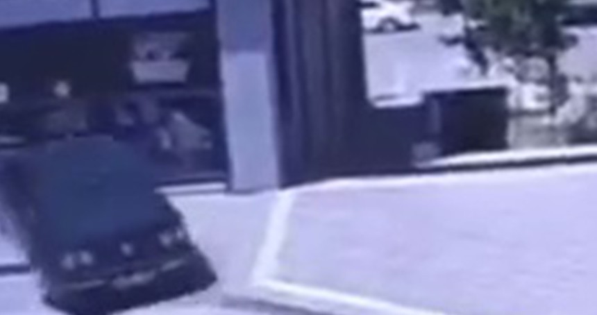 Direksiyon hakimiyetini kaybeden sürücü iş yerine girdi