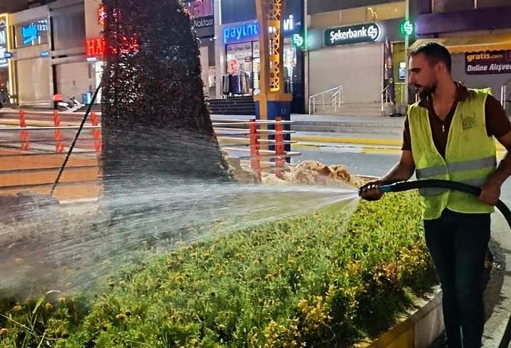 Mardin’de Parklar ve Refüjler Akşam Serinliğinde Sulanıyor