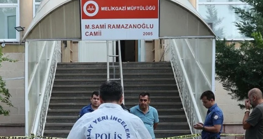 Camide namaz kılarken boğazından bıçaklanarak öldürüldü