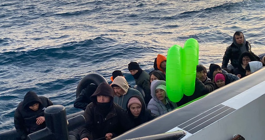 Çanakkale açıklarında 27 düzensiz göçmen kurtarıldı