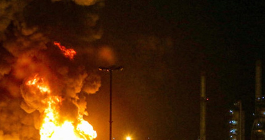 İran'da Abadan petrol rafinerisinde yangın