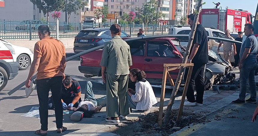 Kontrolden çıkan otomobil orta refüje çarptı: 4 yaralı