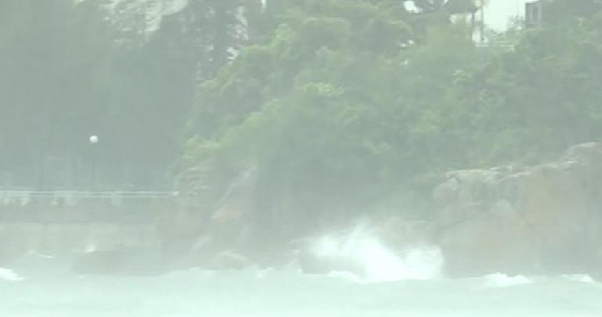 Hong Kong'da Wipha Tayfunu alarmı