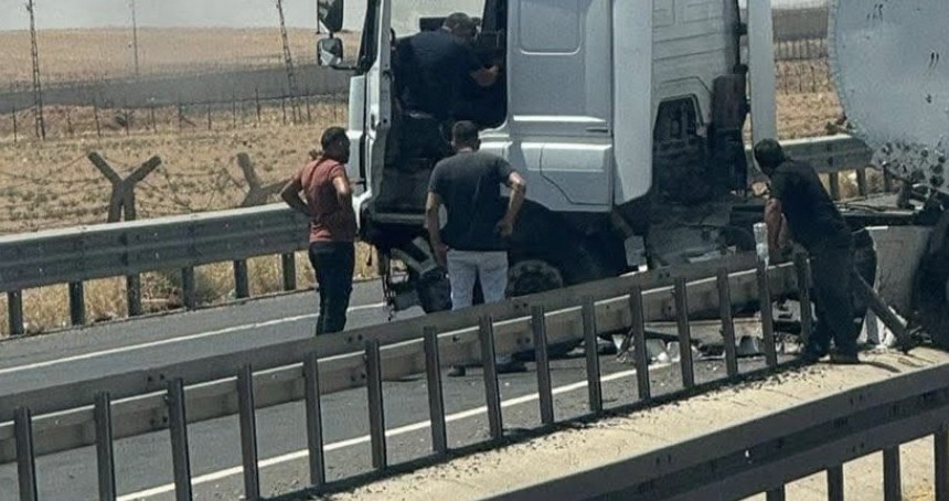 Kontrolden çıkan tanker, demir bariyerlere çarparak durabildi