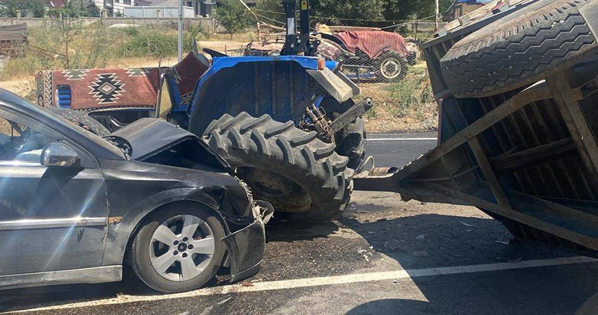 Malatya’da otomobil ile traktör çarpıştı: 2 yaralı