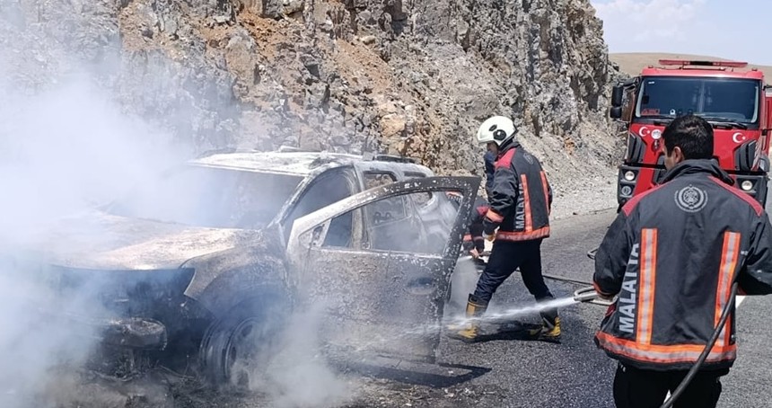 Malatya’da seyir halindeki araç alev aldı
