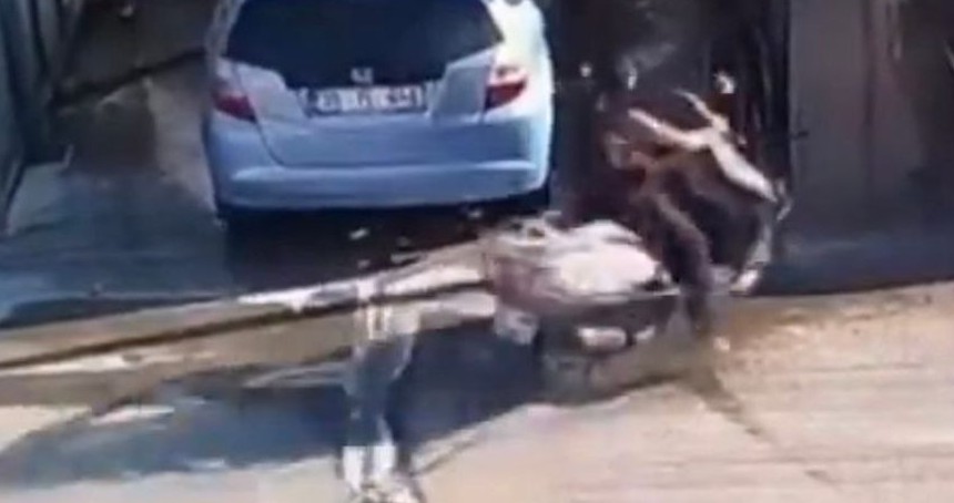 Bursa'da motosiklet kazası güvenlik kamerasına yansıdı