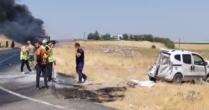 Diyarbakır'da tır ile hafif ticari araç çarpıştı: Tır alev aldı