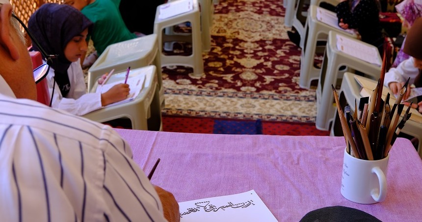 Çocuklar Kur’an’la birlikte hat sanatını da öğreniyor