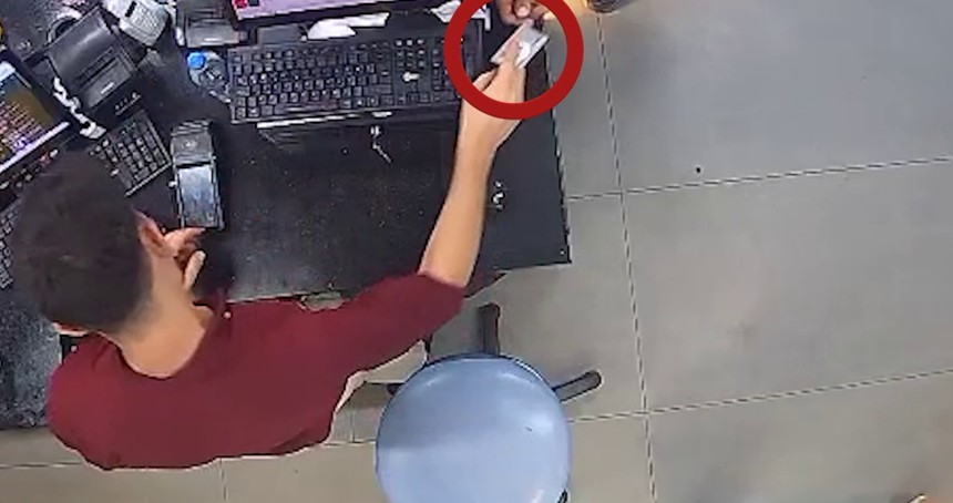 Gazzeli doktorun kartıyla içki aldılar, nakit çektiler: Olay kameralara yansıdı