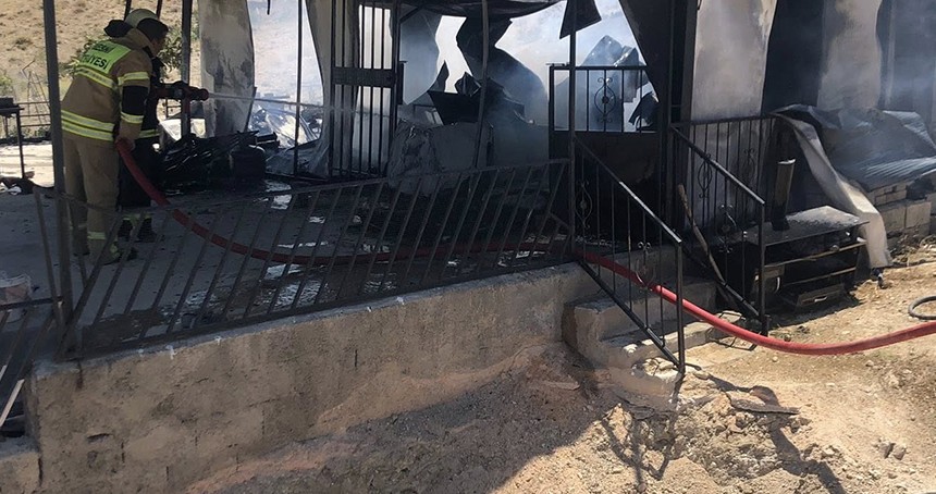 Yanan bağ evi kullanılmaz hale geldi
