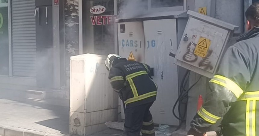 Elektrik panosundan çıkan yangın esnafı korkuttu