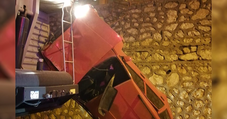 Minibüsle çarpışan otomobil alt caddeye düştü: 1 yaralı