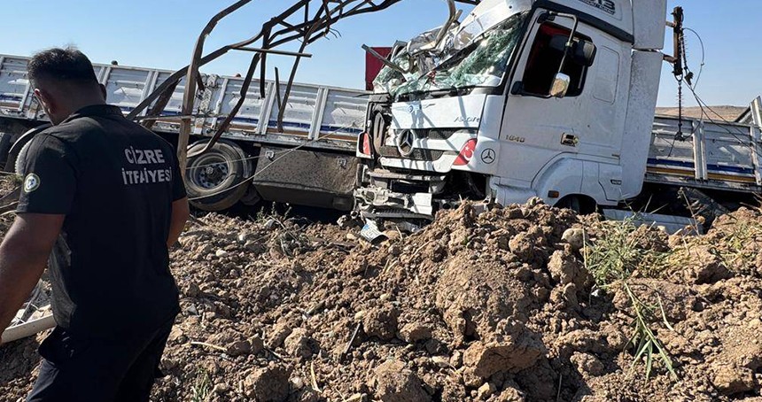 Tır yoldan çıkıp direğe çarparak durabildi: :2 yaralı