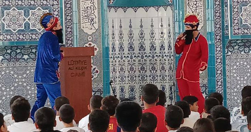 Yaz Kur'an kursu öğrencileri sergilenen oyunla eğlendi