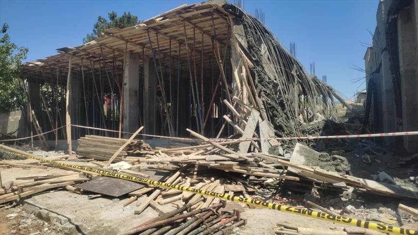 Beton dökülürken inşaat çöktü: 7 yaralı
