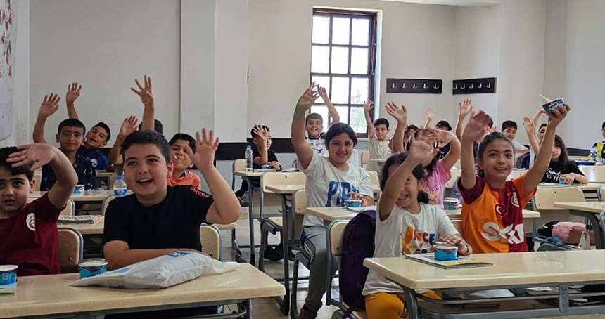 Büyükşehir Belediyesi'nin Yaz Okulu'na katılan öğrenciler hem öğreniyor hem eğleniyor