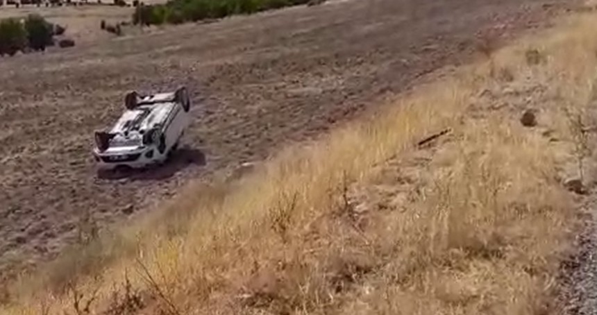 Direksiyon başında uyuyunca otomobil takla attı
