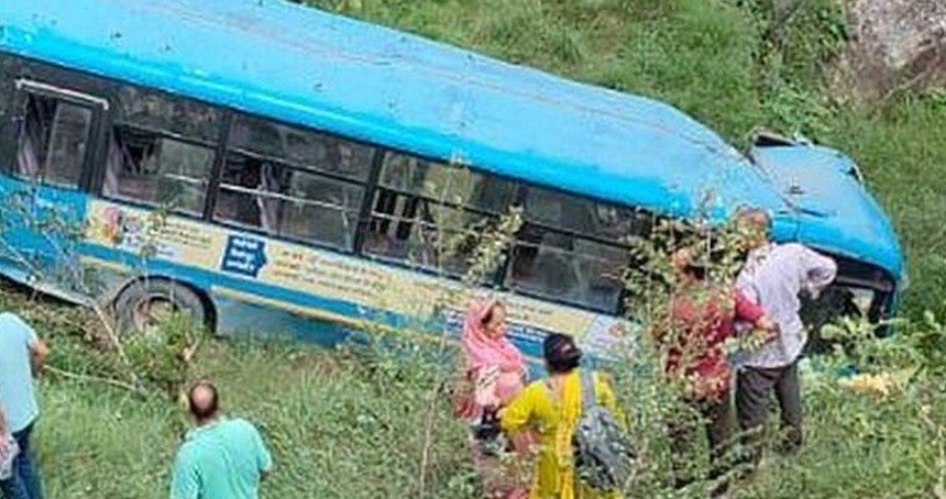 Hindistan'da otobüs uçuruma yuvarlandı: 7 ölü