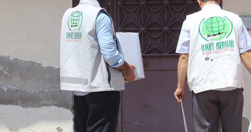 Umut Kervanı Mersin'de ihtiyaç sahiplerine gıda yardımı yaptı