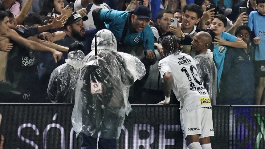 Yıldız futbolcu ile taraftar arasında gerilim!