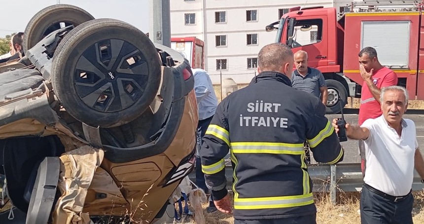 Kaza yapan otomobil ters döndü, 3 kişi yaralandı