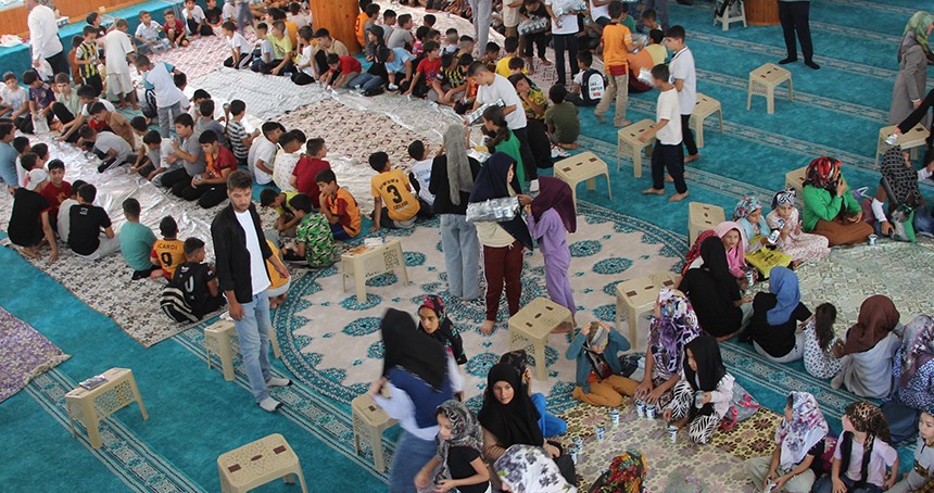 Kur'an kursuna devam eden çocuklar için camide sofra serildi