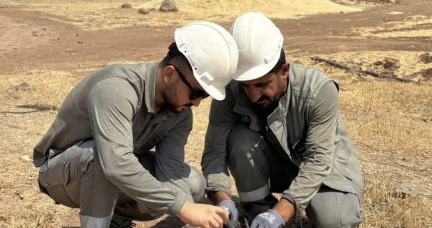 Sıcaktan bitkin düşen leyleğe elektrik ekipleri sahip çıktı