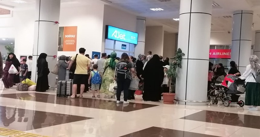 Ağrı – İstanbul uçağı iptal oldu vatandaşlar yetkili bulamamaktan şikâyet etti