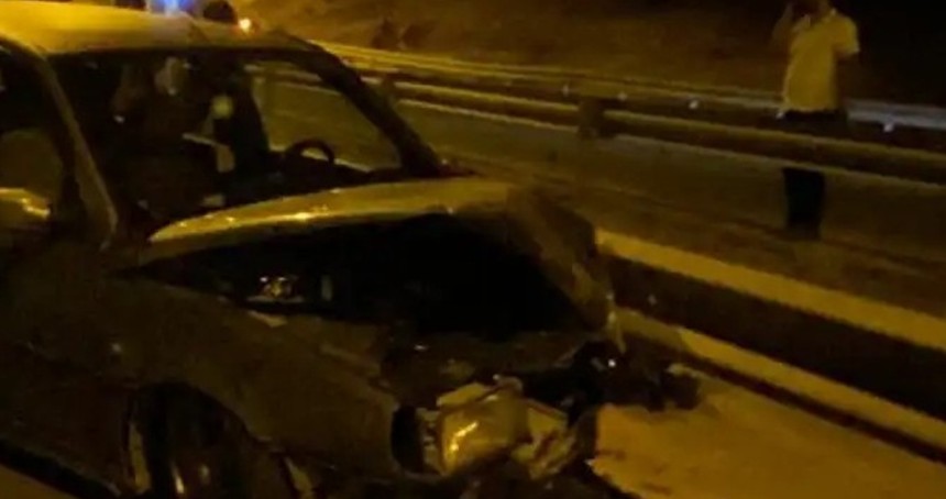 Bariyerlere çarpan otomobil hurdaya döndü