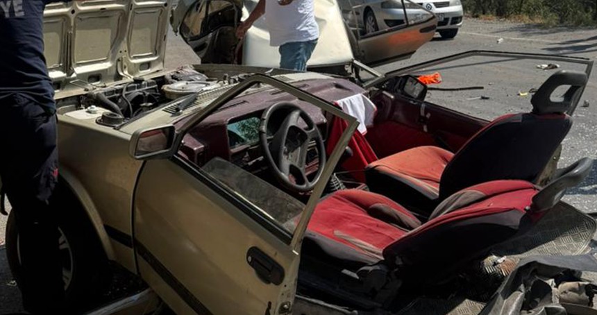 Elektrik direğine çarpan otomobil ikiye ayrıldı: 1 yaralı