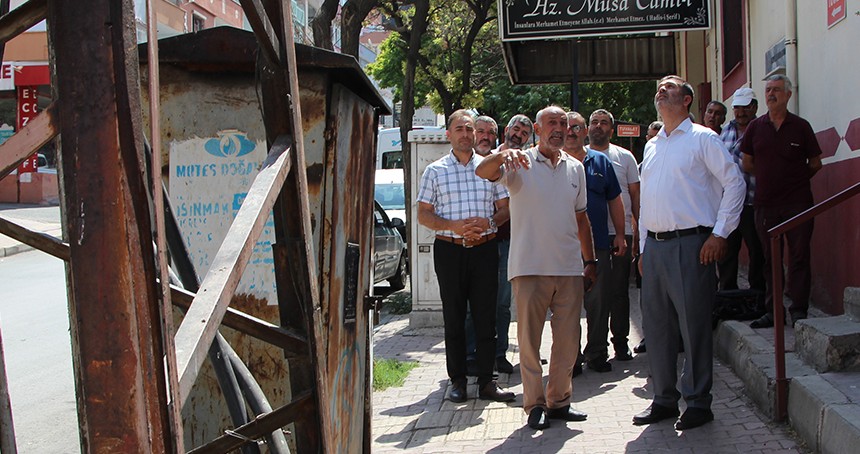 Elektrik kesintisinin sıkça yaşandığı mahalle sakinleri çözüm bekliyor