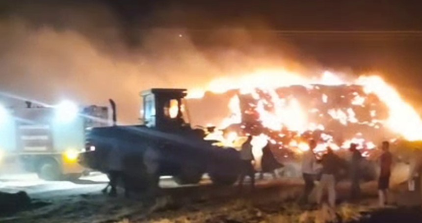 Siirt’te sıcak havanın etkisiyle samanlar alev aldı
