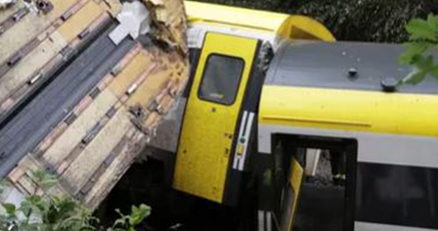 Almanya'da yolcu treni devrildi: 3 ölü, 34 yaralı