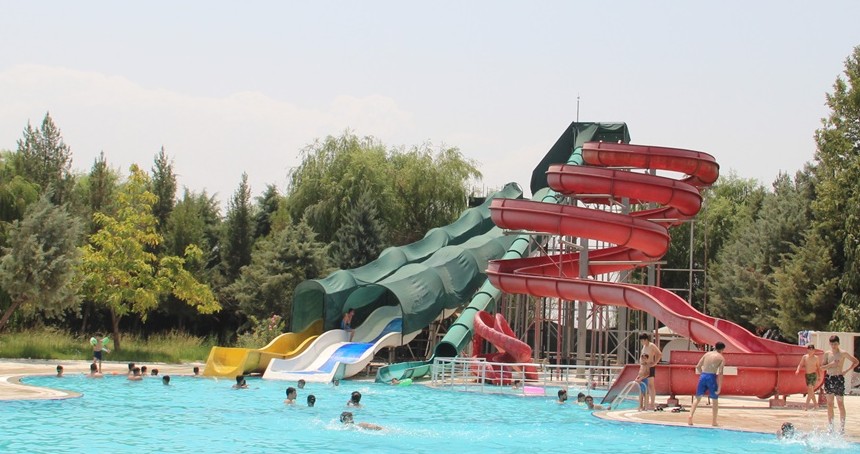 Kavurucu sıcaklardan bunalan vatandaşlar serinlemek İçin çareyi havuzlarda buluyor