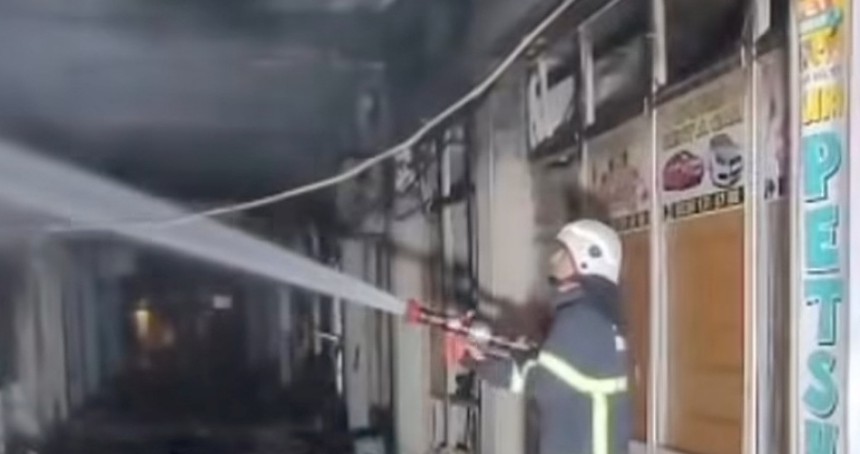 Adana'da çıkan yangında 5 iş yeri zarar gördü