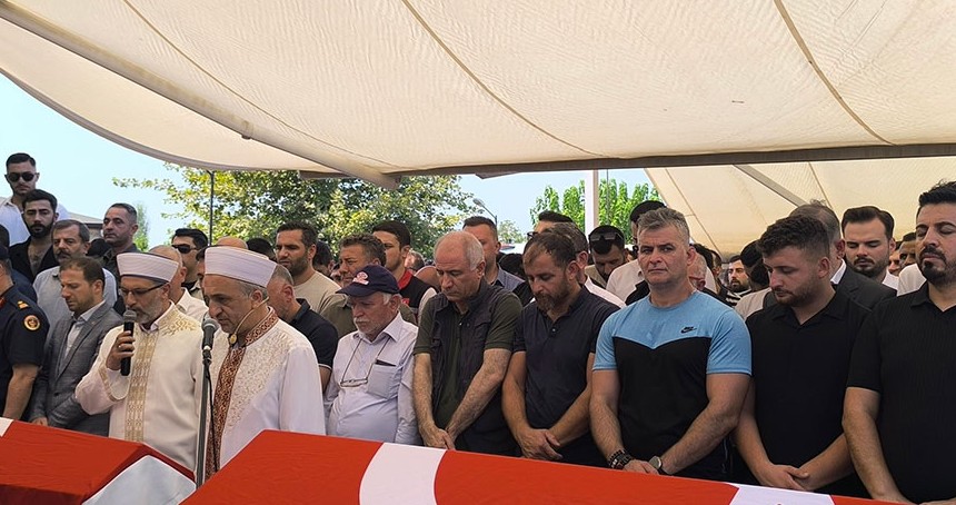 Bursa'daki orman yangınına su taşırken kazada hayatını kaybedenler defnedildi