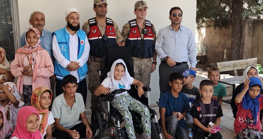 Şanlıurfa’da engelli öğrenciye Kur’an kursunda akülü araç sürprizi