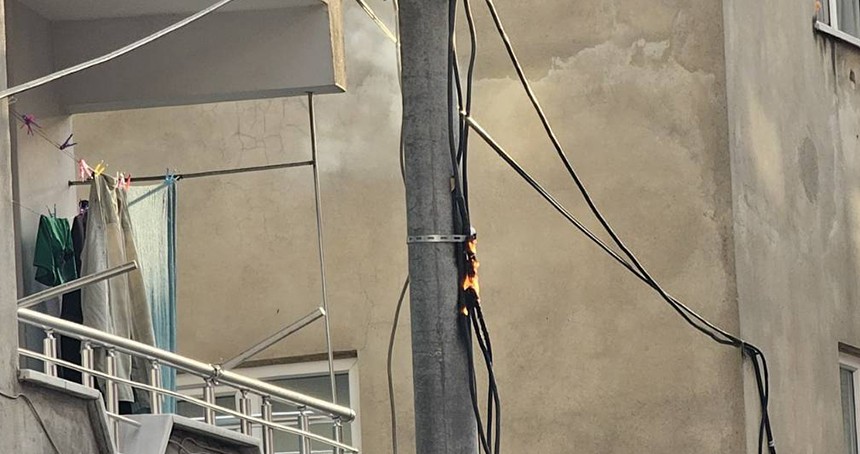 Sıcak havanın etkisiyle elektrik direği tutuştu, olası faciadan dönüldü
