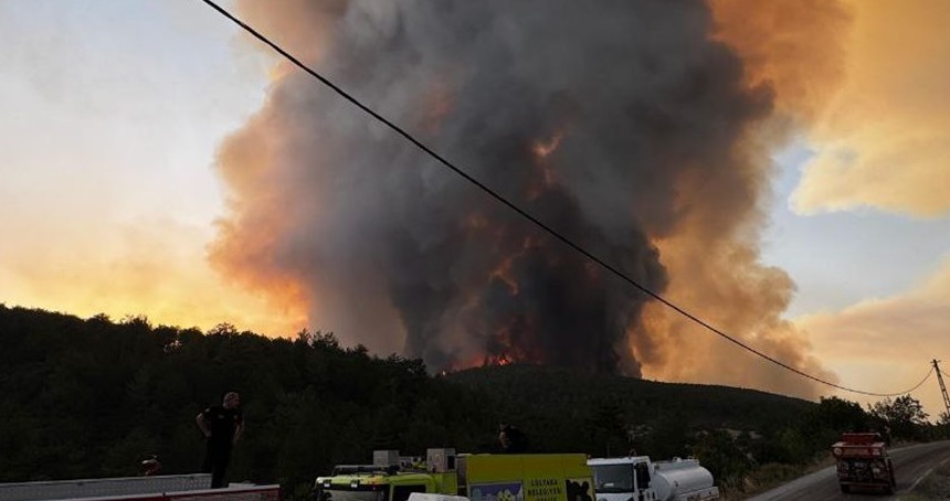 Bursa’da 12 mahalle tahliye edildi: Yangınla mücadele havadan ve karadan sürüyor