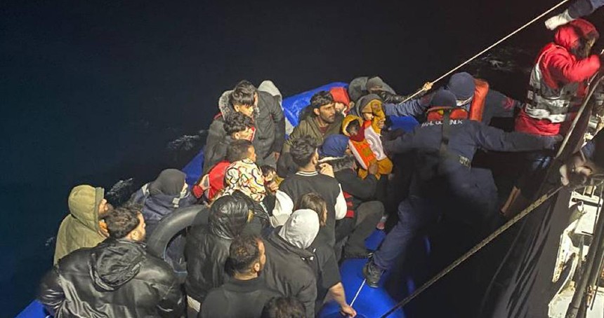 Çanakkale açıklarında 19 düzensiz göçmen kurtarıldı