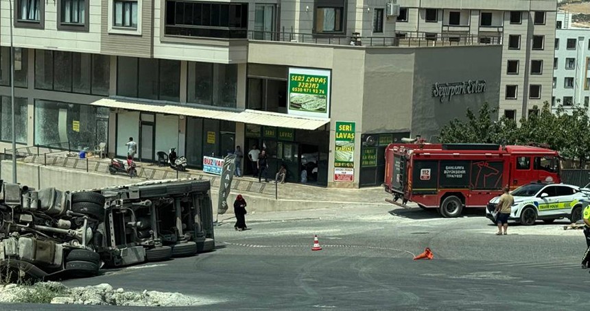 Şanlıurfa'da tır devrildi: Sürücü yaralandı