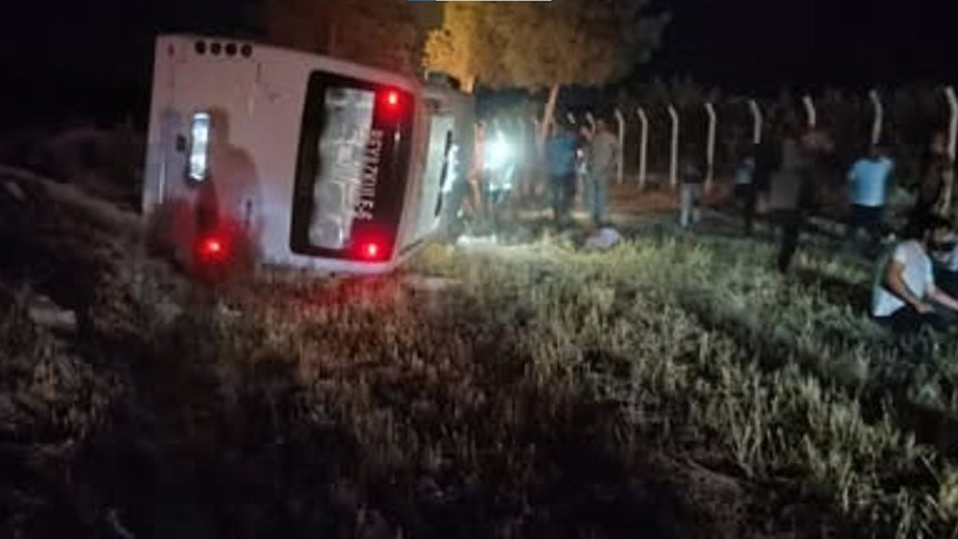 İşçi servisi devrildi: 15 yaralı