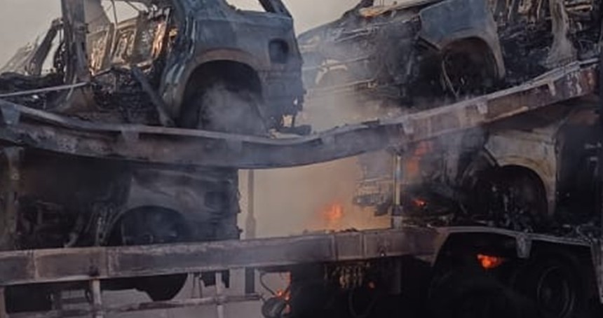 Lüks araçları taşıyan tır yandı, 5 otomobil hurdaya döndü!