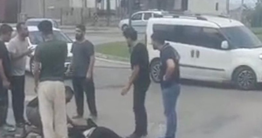 Motokurye tırın altında kaldı: 1 ağır yaralı