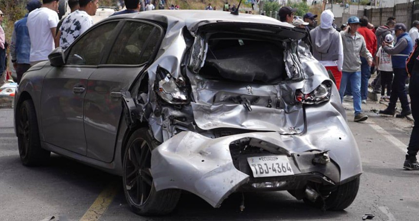 Araç seyircilerin arasına daldı: 2 ölü, 18 yaralı