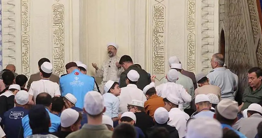 Bütün camilerde afetlerden korunmak için dua edildi