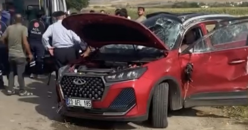 Elazığ'da takla atan otomobilde 2 kişi yaralandı
